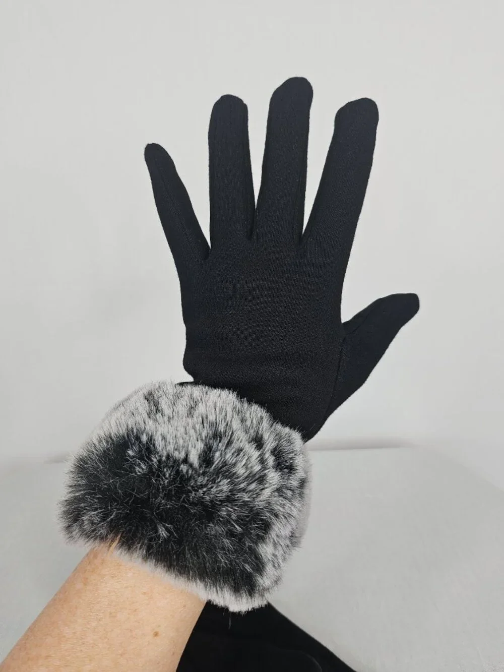 2 Chic Touchscreen Gloves | Faux Fur Cuff | Black Gray | Small NWOT